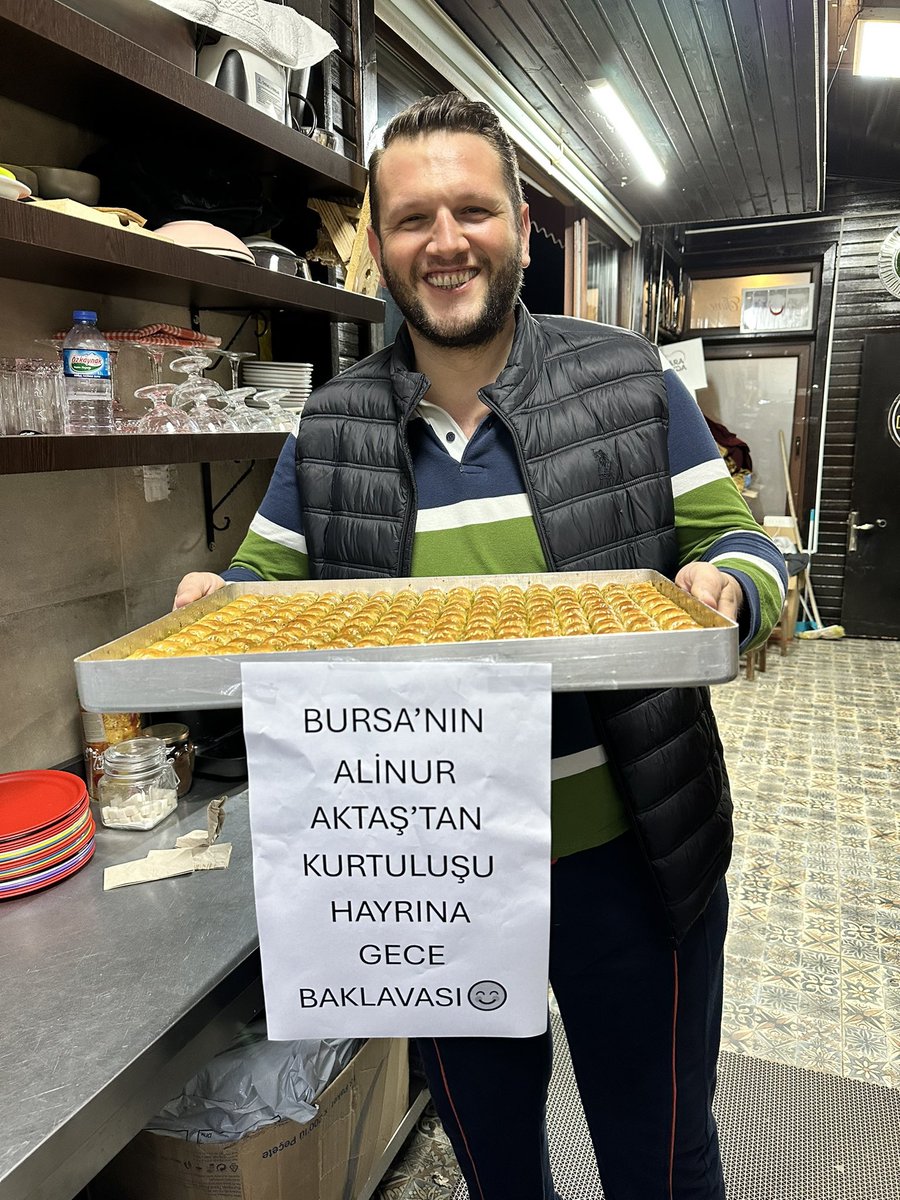 Bursa’da bir vatandaş, Alinur Aktaş’tan kurtulmanın şerefine baklava dağıtıyor.