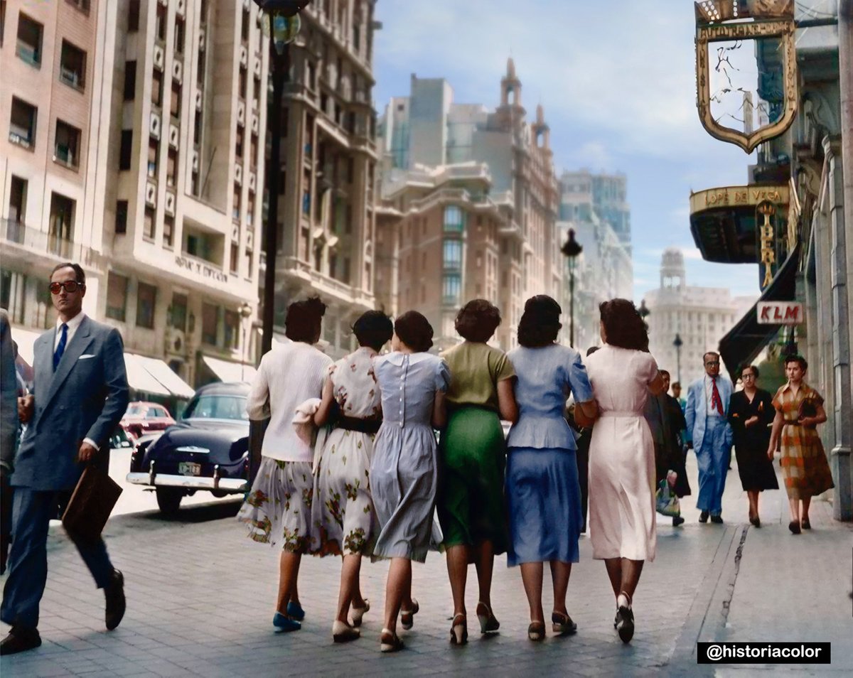 Es una de las fotos más conocidas de Francesc Catalá Roca en Madrid. Se tomó en 1959. Estaban de paseo, quizá acabarían en algún cine. No supieron que las estaban fotografiando hasta la década de 1990. Y han sido personajes anónimos hasta 2016, hace 8 años.