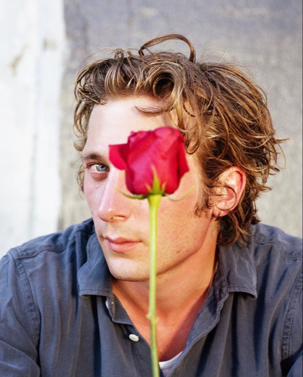 TheCinesthetic's tweet photo. Jeremy Allen White https://t.co/l5jvFe1DCw