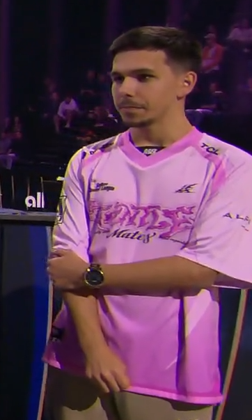 M8_Luck's tweet photo. Ce mec est un pnj comment il s'en blc je chiale #M8WIN https://t.co/ek4UKq3P5F