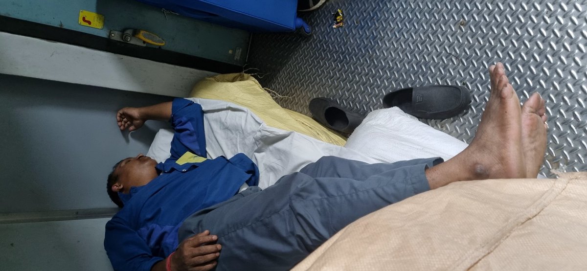 AlwaysSandeeep's tweet photo. @IRCTCofficial @RailwaySeva @RailMadad  @SCRailwayIndia PNR:6233862964, Having big issue and no service no pillow no blanket on coach B5. I tried to wake him up but he didn't. This very bad. I'm not happy 😕.I have changed the Train at 1am but it's 1.44am no help https://t.co/QJVBztKJKY