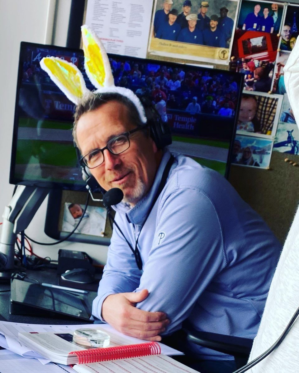 Scott Franzke calling the first win of the year on Easter 🐰⚾️🎙️📻 great shot courtesy <a href="/GMurphPhils/">Gregg Murphy</a> #RingTheBell