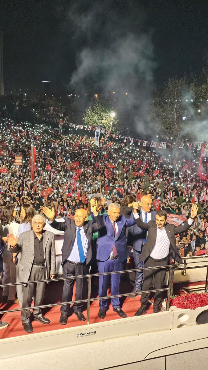 yasarnes's tweet photo. Ankara Büyükşehir Belediyesi’ni yeniden ve büyük bir farkla kazanan Mansur Yavaş Başkanımızı, Yenimahalle’de yeni dönemi için vatandaşlarımızdan büyük bir güven oyu alan Fethi Yaşar Başkanımızı ve yeni seçilen ilçe belediye başkanlarımızı yürekten kutluyorum. 

Ankara’da bereket ve huzur iklimi devam edecek, Büyükşehir Belediye Meclisindeki çoğunluğumuz sayesinde de Ankaralılara hizmet etmemiz engellenemeyecek. 

Teşekkürler Ankara, hayırlı uğurlu olsun.
@mansuryavas06 @fethiyasar