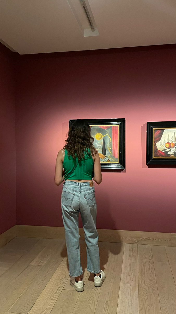 calderoniadame's tweet photo. Pa que quiero novio qué me tomé fotos desprevenida en museos si tengo a Emma 💖 https://t.co/t4I2gsQPBA