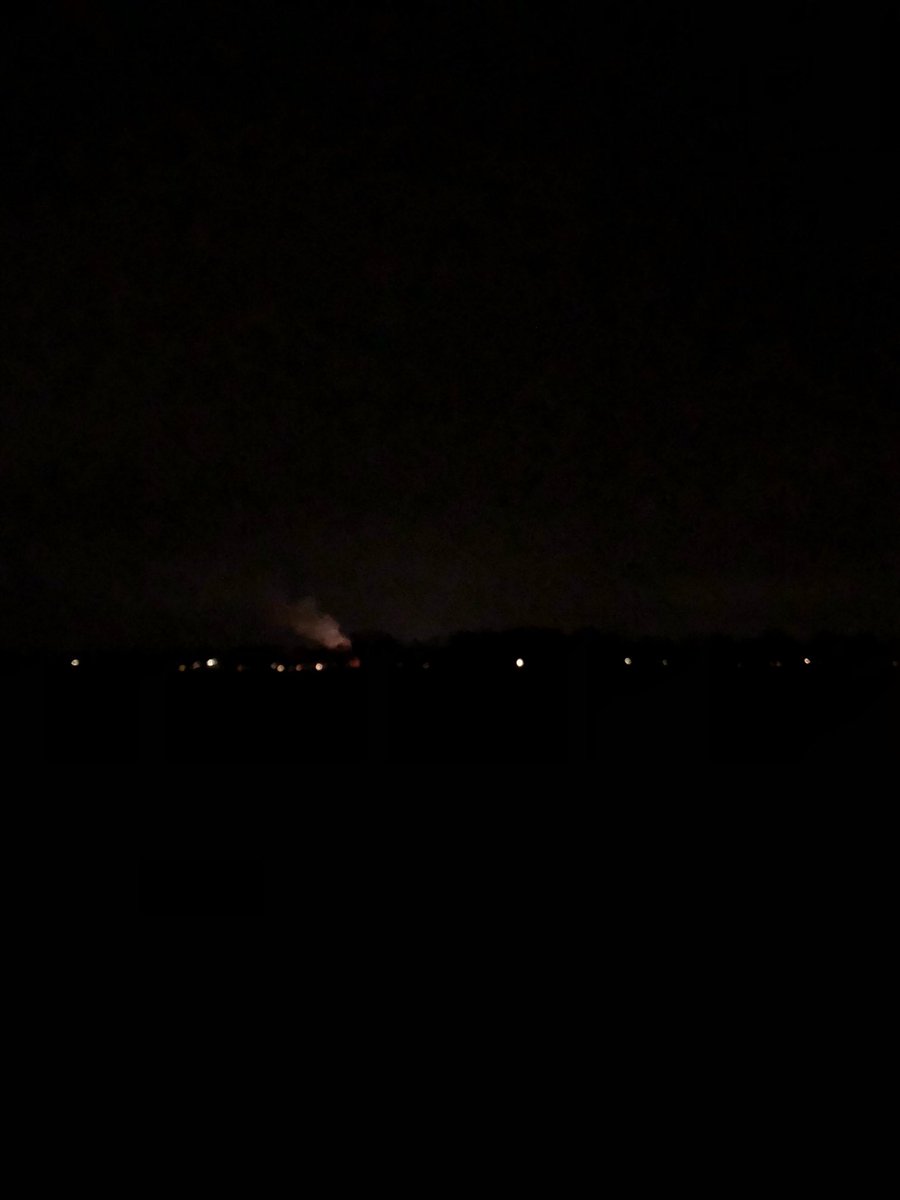 Antje_Kingma's tweet photo. @36sandjes @koeienboerjames Aan de overkant brandt t vuur onder de regen door. In de verte hoor ik de muziek vh veld in hoonhorst. #goedgoan https://t.co/jsLo5wfKVb