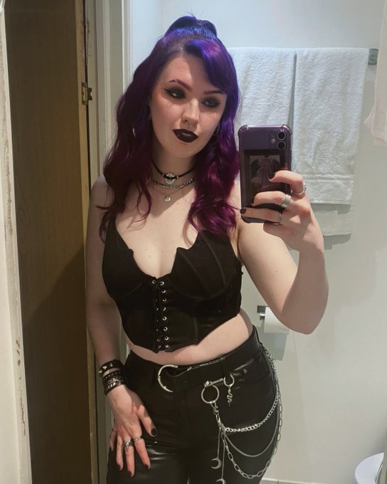 your favourite goth girl x https://t.co/JOigDwpHIv