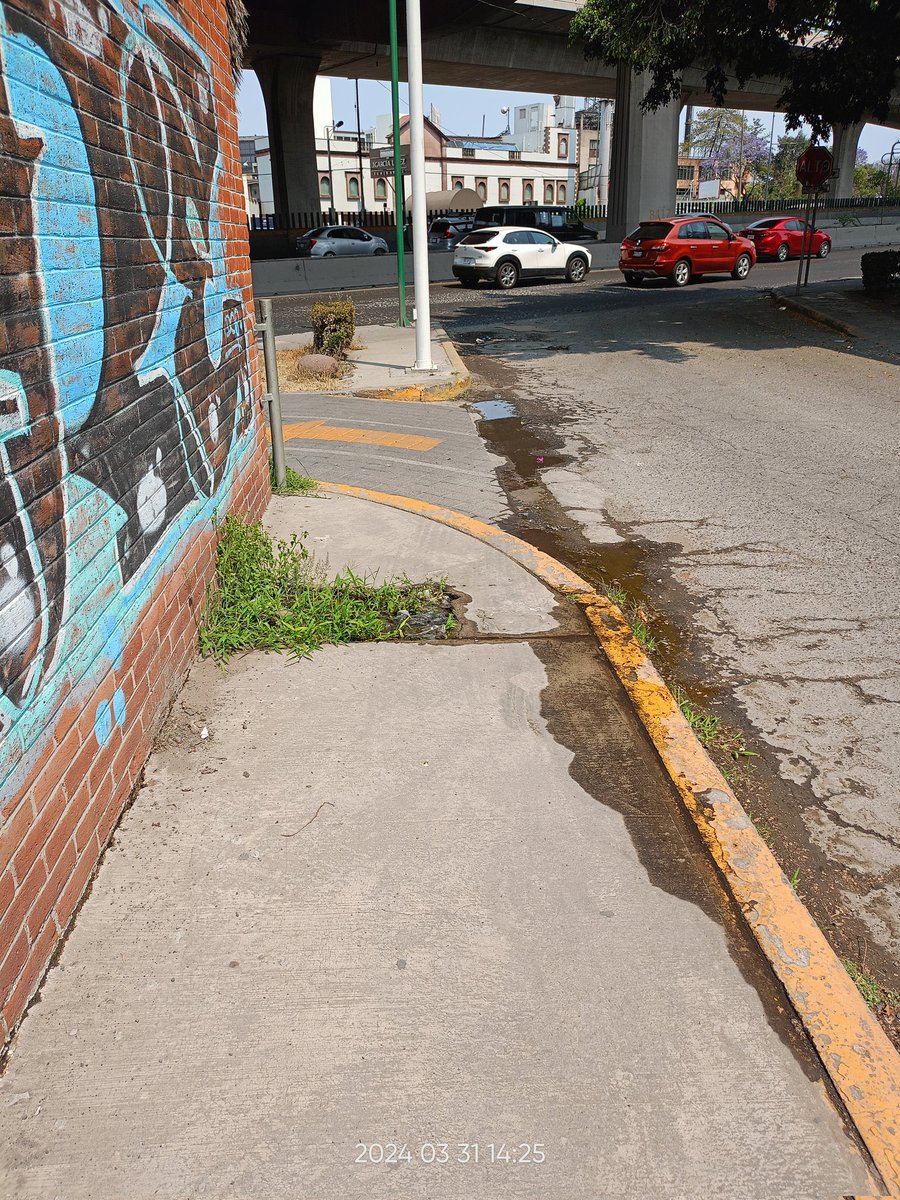 #URGENTE Fuga de agua en la calle de Morelos, casi esquina con periférico Manuel Ávila Camacho, colonia El Mirador, #Naucalpan de Juárez #Edomex @angiemoyam @SoyNaucalpan @GobNau @OAPASNau