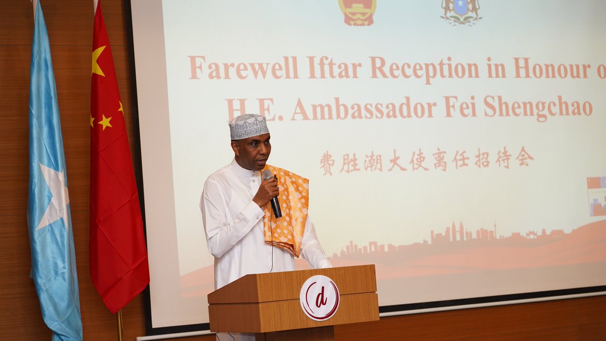 3/4 Prime Minister @HamzaAbdiBarre spoke highly of Ambassador Fei's contribution to promoting traditional friendship & deepening practical cooperation between 🇨🇳&🇸🇴 during his tenure, and thanked China for its long-term support for Somalia.