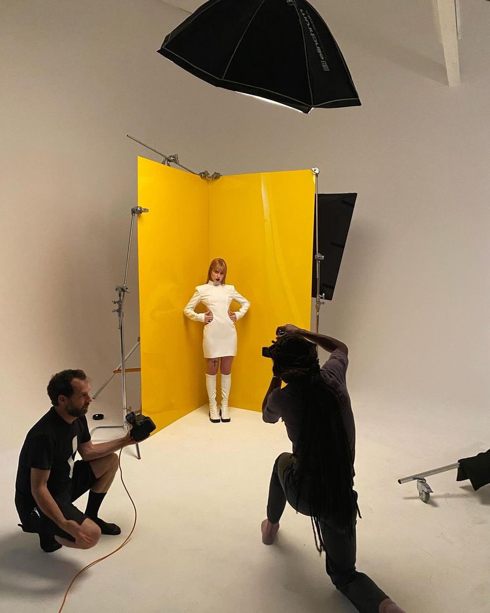 Zachary Gray posted some behind the scenes photos of Hayley Williams from the photoshoot for Schön Magazine