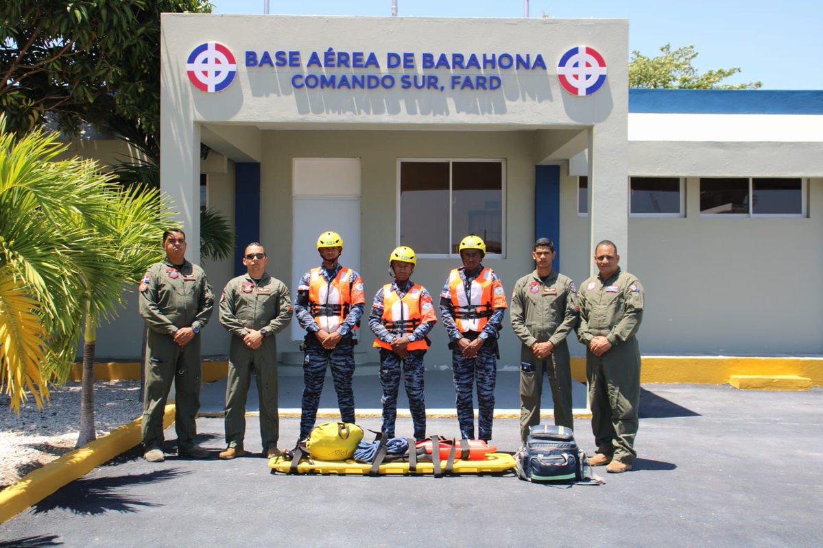 FuerzaAereaRD's tweet photo. 📍Base Aérea de Barahona.
🫡El General de Brigada Paracaidista Víctor N. de Peña Paradas, FARD, comandante de la #BABH realizó un extenso recorrido de supervisión, por toda la costa sur del país, como parte del “Operativo Conciencia por la Vida - #SS2024”… https://t.co/ZURMkF3OVR