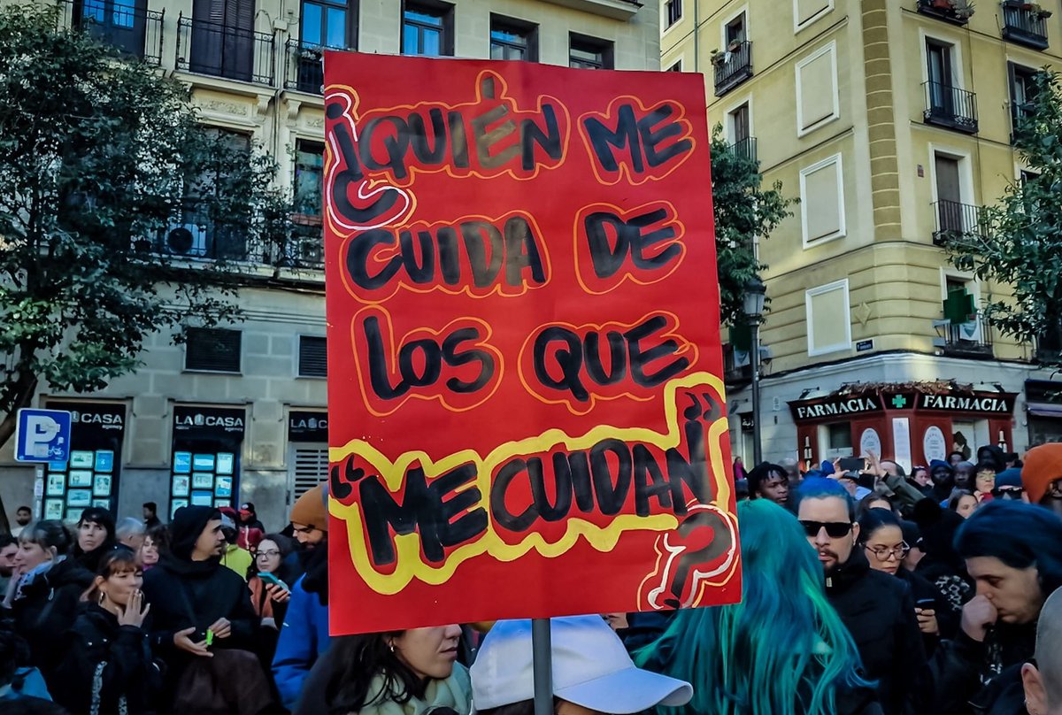 ✊🏾 Acompañamos a todos los colectivos antirracistas de #Lavapiés, contra la violencia y acoso policial que sufren por el color de su piel cada día en nuestros barrios.
💜 #Madrid ¡Que bien resistes!
#RacismoInstitucional
#NingúnSerHumanoEsIlegal
#SOSRacismo