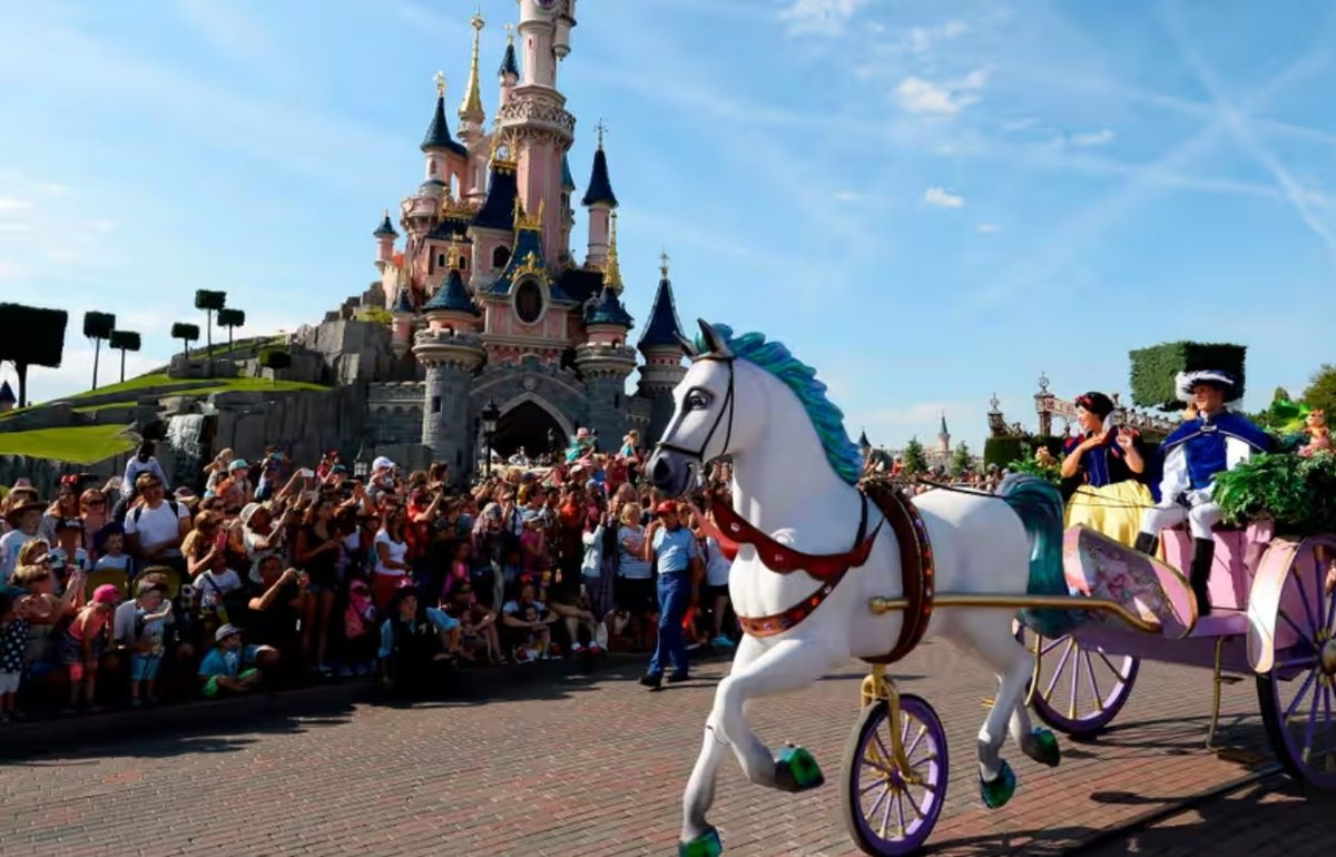 BREAKING: Revenue at @DisneylandParis surged 23.5% in 2023 to a record $3.1bn and net profits hit $174.4m. As we reveal in @guardian, this was the second-highest profit ever and was up from a $50.9m loss in 2022 cc @SalonMickeyBlog @ED92Magic @CafeFantasia theguardian.com/film/2024/mar/…