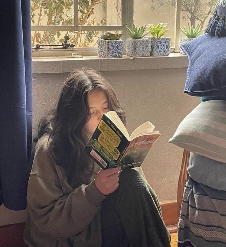 studywc_'s tweet image. 🧡 Perfil para compartilhar leituras, experiências e estudos. Talvez uma tentativa de romantizar a minha vida e fazer conexões.

• Me chamo Cecília e tenho 20 anos
• Sou libriana, leitora, lésbica e comunista
• Estudo Letras-Inglês 
• Sou introvertida e bipolar tipo II