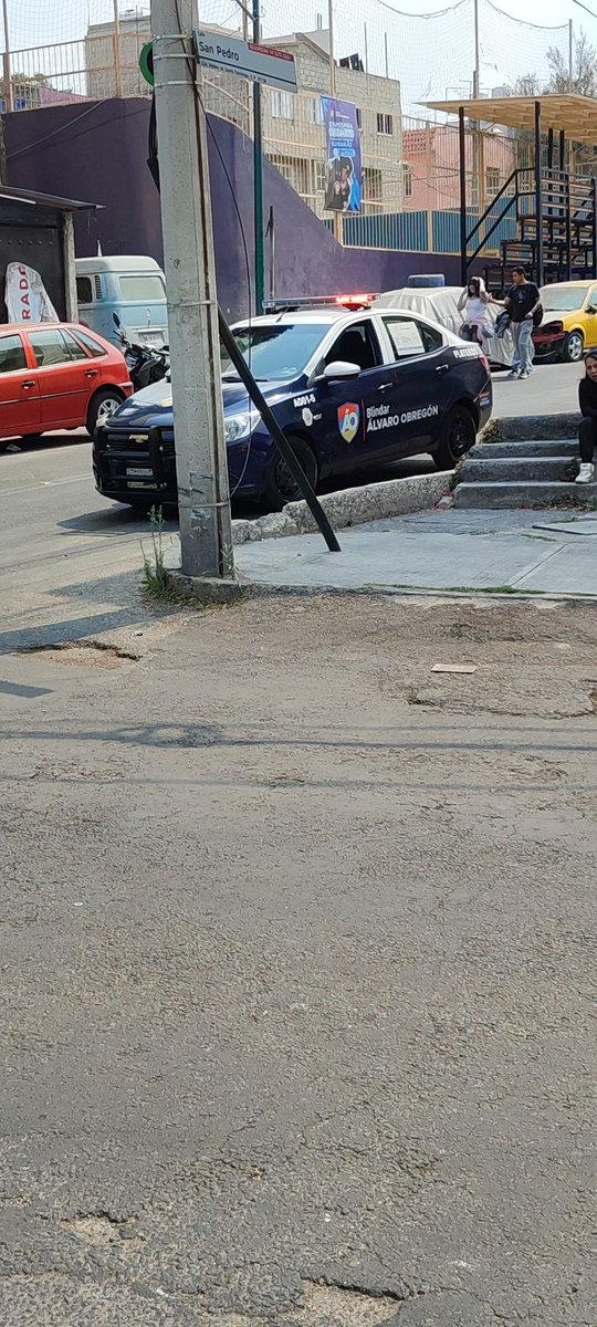 ArInkoO_Chan's tweet photo. Cómo siempre la seguridad ante todo en Álvaro Obregón... Carro se queda sin frenos y para no chocar con carros o gente prefiere chocar en poste de cemento y llega la patrulla a querer sacar tajada por daños a la via pública...  @MVSNoticias @sdpnoticias https://t.co/Ta7brPLzsc
