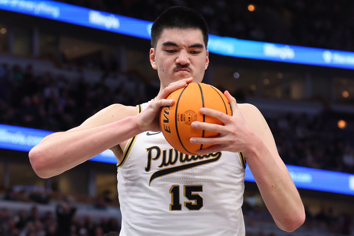 nbadraftpoint's tweet image. Zach Edey today vs Tennessee 

40 points
16 boards
1 assist 
1 block
13-21 FG
14-22 FT

The 7’4 big man has been on a tear all year, looking for his second NPOY. Has been absolutely unstoppable in this tournament, drawing fouls left and right for the Boilermakers #MarchMaddness