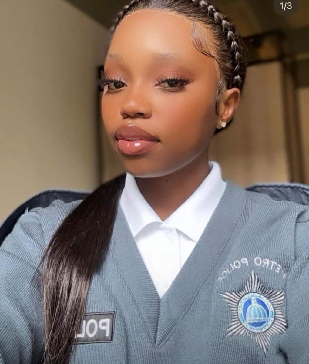 Veetra__'s tweet image. A Durban metro police officer has stabbed a colleague to death 💔💔

Apparently the male officer stabbed the female officer on the chest and left the knife dangling while allegedly recording the incident. 

The incident happened in the early hours of the morning at  Anleigh Court…