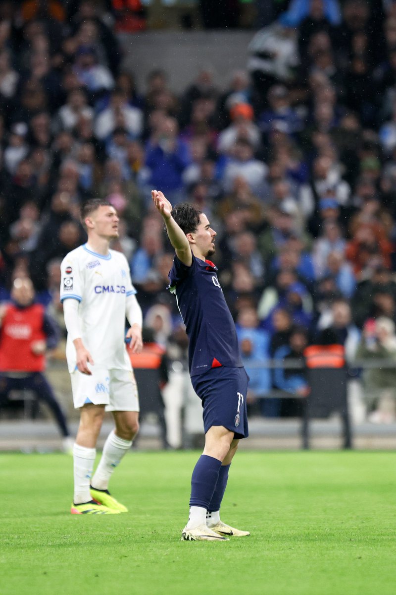 MaximeVerhille1's tweet image. Défaite 2-0 à 11 contre 10 pendant 50 minutes (0-0 au moment du rouge), à domicile, et un constat qui apparaît :

L'OM ne possède aucun dépositaire du jeu dans son effectif. Que des travailleurs, peu de contrôle du tempo, du jeu.

(Aubameyang if I speak..) #OMPSG