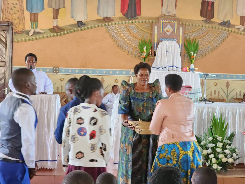 HonAtwakiire_C's tweet photo. I celebrated Easter mass at Christ the King Parish in Kabale town, where urged Christians to use the resurrection of
Jesus Christ to desist from ungodly acts such as deceit,
unfaithfulness, fighting and domestic violence, if they are to reflect Jesus' love for mankind. https://t.co/6otUiOrZgL