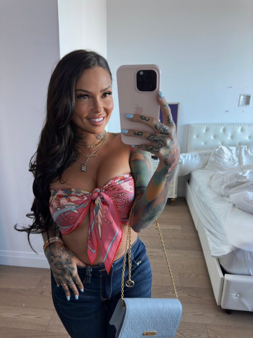 spring is here  It&rsquo;s breeding season 🥧🍦💦 When your whole outfit match  Purse nails necklace &amp; top 💅🏻