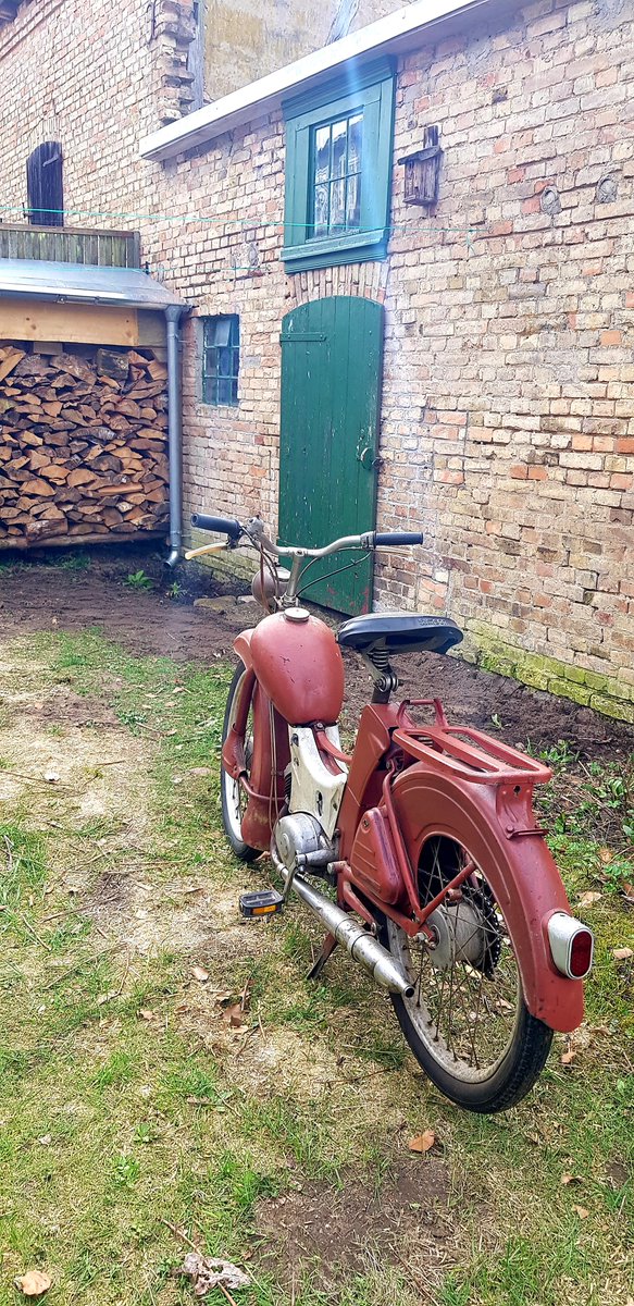 Ostern in Mecklenburg, die Zeit ist stehengeblieben und 2024 fühlt sich an wie 1972. Also, so im konkreten Fall, siehe Foto.
#ostern #moped #mecklenburg