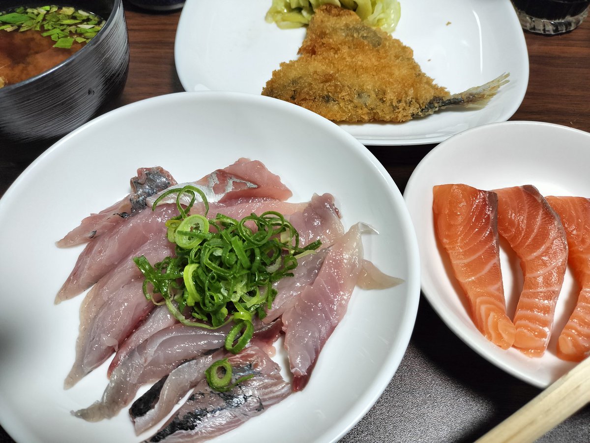 昨日の夜はごはんはアジのタタキとサーモンとアジフライ♫