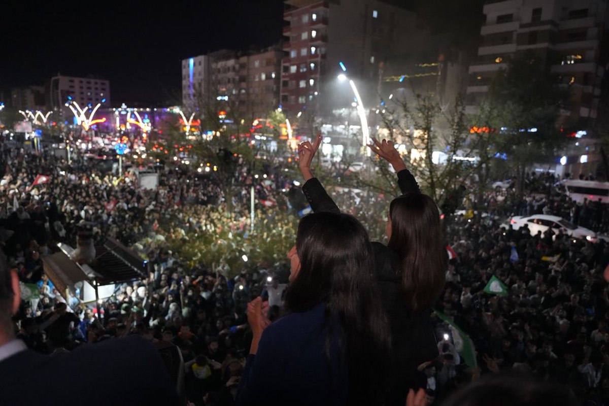 gulistan_sonuk's tweet photo. Halkımız, bugün eş başkanlığa karşı duranlara, kadına karşı duranlara ve kayyum zihniyetine karşı Batman halkı kararını vermiştir. Herkes bilmelidir ki, bu parti yenilmezdir. Dem Parti kadın partisidir.
Selam olsun yenilmez ruha
#DemDemaMeYe 
#DEMGelirDevranDöner https://t.co/ien4yNGjld