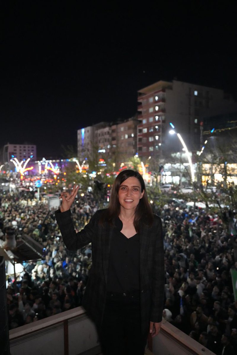 gulistan_sonuk's tweet photo. Halkımız, bugün eş başkanlığa karşı duranlara, kadına karşı duranlara ve kayyum zihniyetine karşı Batman halkı kararını vermiştir. Herkes bilmelidir ki, bu parti yenilmezdir. Dem Parti kadın partisidir.
Selam olsun yenilmez ruha
#DemDemaMeYe 
#DEMGelirDevranDöner https://t.co/ien4yNGjld