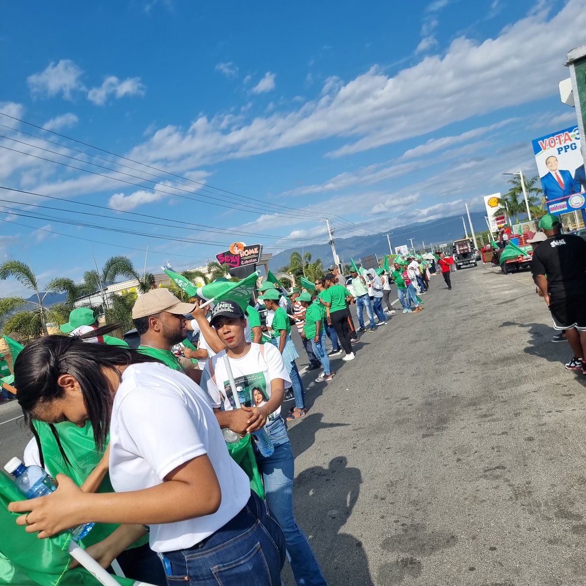 Adonaidamedina's tweet photo. En Azúa también se sintió #ToqueDeBanderaFP despidiendo a los vacacionistas y el color verde diciendo Vuelve el Presidente, vuelve Leonel Fernández. 👇https://t.co/jd43wM146j