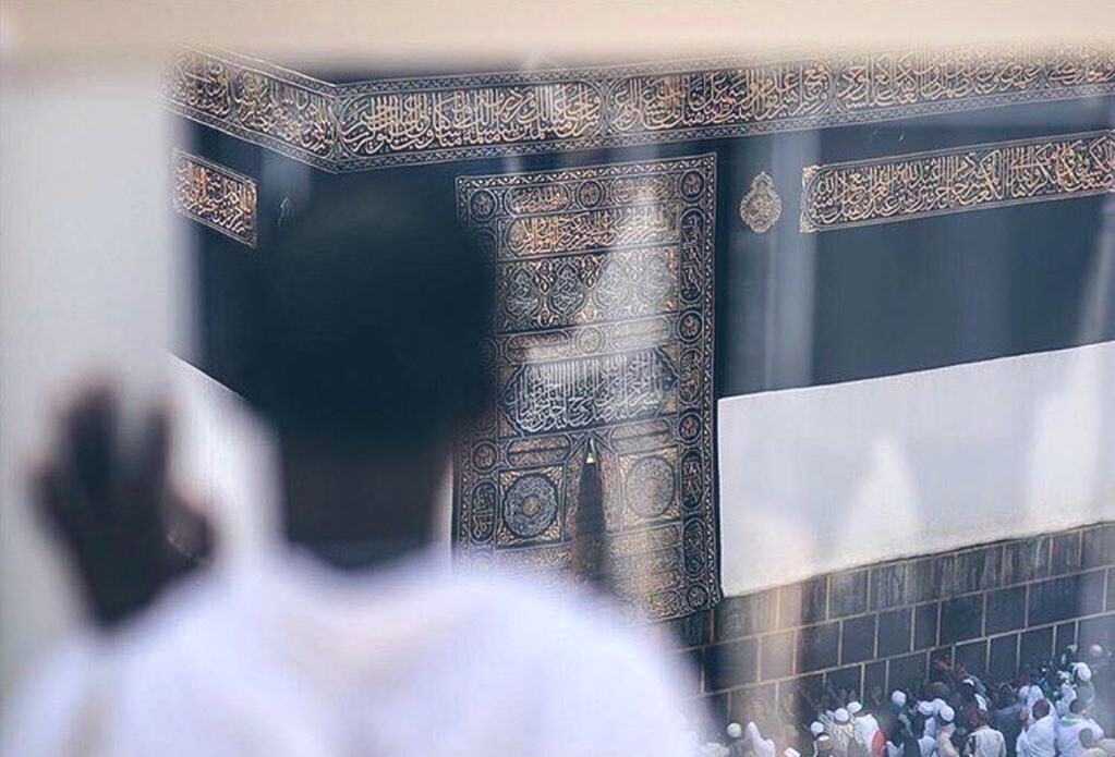 lho00om's tweet photo. يا مَن يُجيب دُعاء المُضطرَ في الظُلَمِ
يا كاشِفَ الضَرّ و البلوَى مَع السَقَمِ
.
 قَد نامَ وفدُكَ حول البَيتِ و انتَبَهُوا
و أنتَ يا حيُ يا قَيُوم لَم تَنَمِ
.
أدعوك ربي حزيناً هائماً قلقاٌ
فارحم بكائي إله البيت والحرم
.
إن كان جودك لايرجوه ذو سفهٍ
فمن يجود على العاصين بالكرمِ https://t.co/QjB3quy5W8