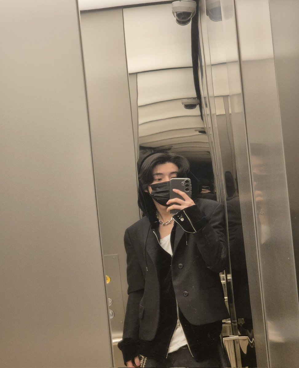 jqkeshim's tweet photo. With an air of sophistication, a debonair gentleman captures his allure in a mirror selfie, showcasing his impeccable fashion sense and self. https://t.co/66CPmHiJNZ