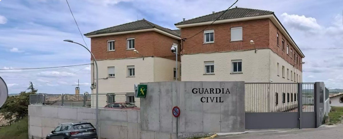 #cadadíauncuartel (821)
Hoy vamos a conocer la #casacuartel de #Solsona (Lleida):

📐 Manuel de Lorenzo Jiménez
💶 @guardiacivil
🗓 1974
📍 41,99469° N, 1,50895° E
🏘 15
1/4