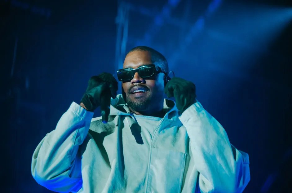 CrAstro2's tweet photo. Best Live Versions of Kanye songs: Part 2 (Thread) https://t.co/9KvnEBMxFs
