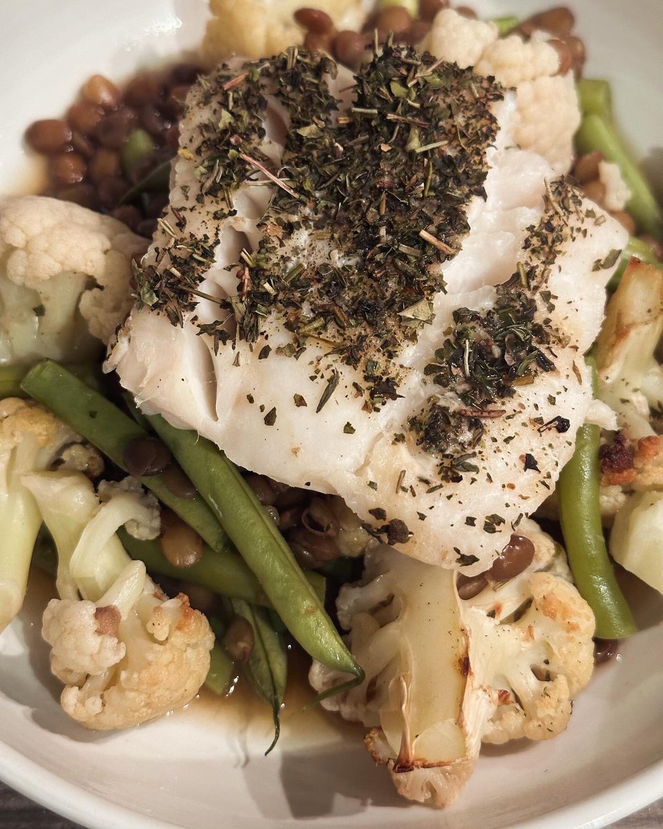 nicolaruth1's tweet photo. Dinner is this fish traybake with cauliflower and lentils @SlimmingWorld #swmagazinemakes https://t.co/W5F5jdPxVq