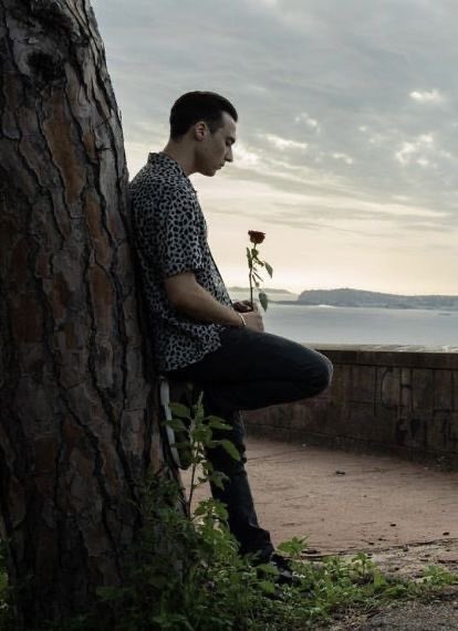 vale7668's tweet photo. “Ti regalerò una rosa
Una rosa rossa per dipingere ogni cosa
Una rosa per ogni tua lacrima da consolare
E una rosa per poterti amare!”
#edoardoconte #marefuori https://t.co/hxvgYTQ7Ct