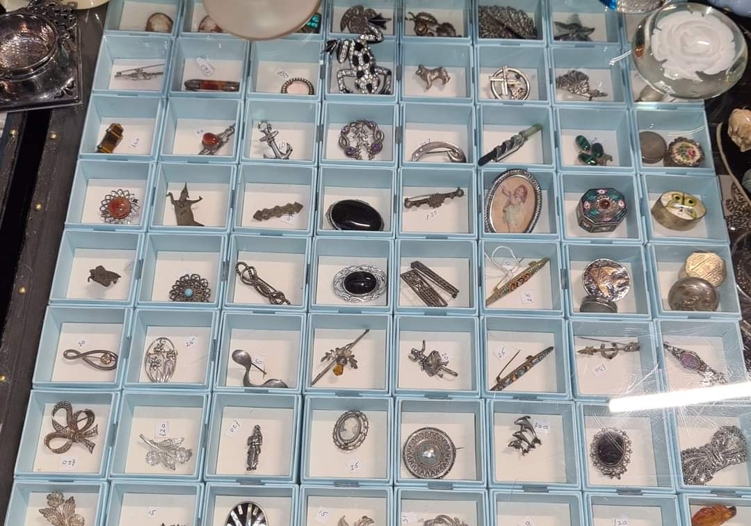 A few more of Collectable Curios little jewellery treasures at our stalls in St George's Market.

info@collectablecurios.co.uk

#Jewellery #Silver #Gold #CostumeJewellery #Pins #Brooches #Collectables #Curios #Antiques #Trending #PreLoved #ShopVintage #StGeorgesMarketBelfast