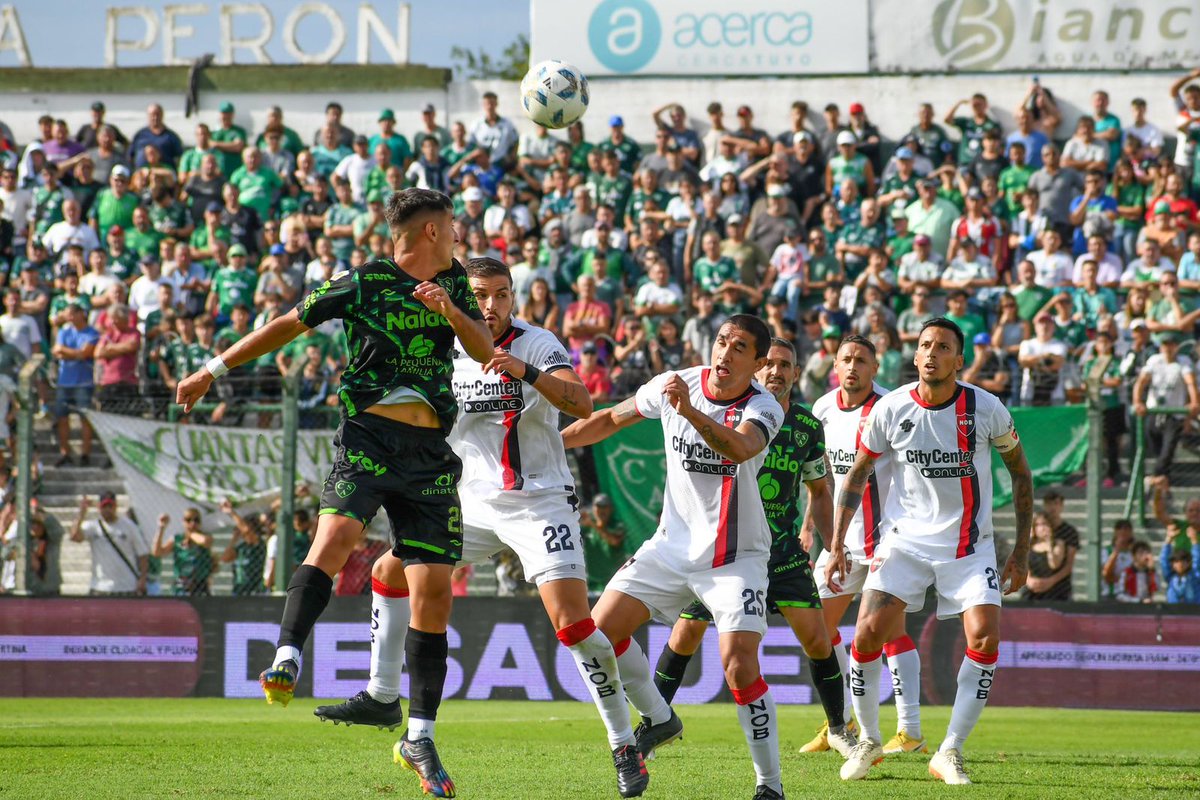 Ufoficial__'s tweet photo. DERROTA QUE DUELE
En el Eva Perón, #Sarmiento cayó por 1-0 frente a #Newell$s por la jornada 13 de la #Copade¡aLiga. El único tanto del partido fue del Colo Ramírez a los 35 de la segunda parte.
📸 @CASarmientoOf
✍️ @Rojas2000Tincho https://t.co/9ZcLHT2QZb