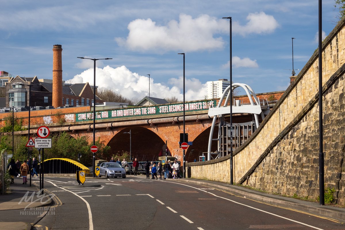 🧵 Ouseburn, #Newcastle pics thread! Went for a mooch around one of Newcastle's most buzzing locales today, and it was RAMMED. Great to see it so alive. Here's some pics. @iloveouseburn 1/ Here's the approach from the Cycle Hub car park (free on Sundays!)