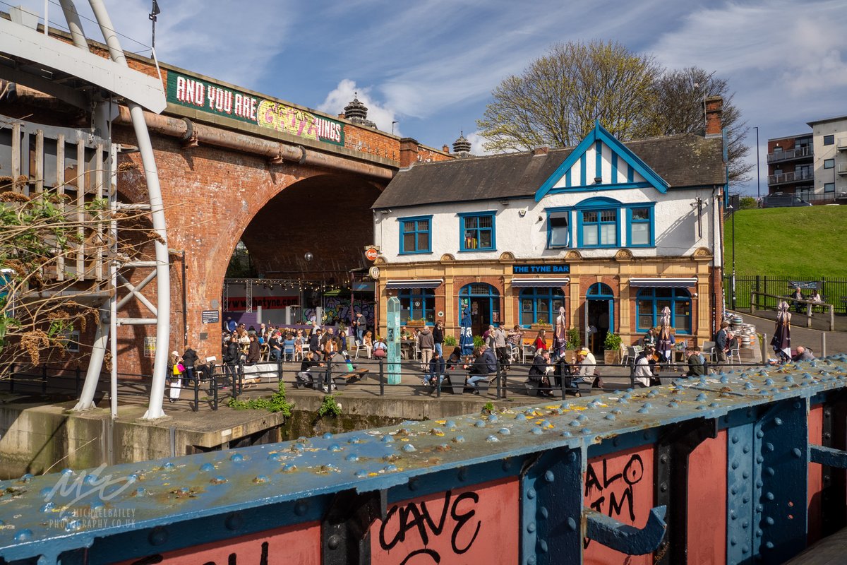 2/ @thetynebar! One of the greatest venues in the city, and a summer day staple. I took this shot early on - on the way back, there was a band on outside and it was heaving.