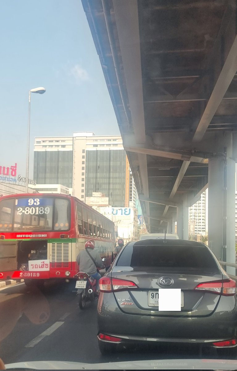 Mallymoon9's tweet photo. @fm91trafficpro มีรถเมล์จอดเสียบนสะพาน ใต้สะพานข้ามแยกคลองตัน รถติดสะสมยาว https://t.co/CIsLC9cT8A