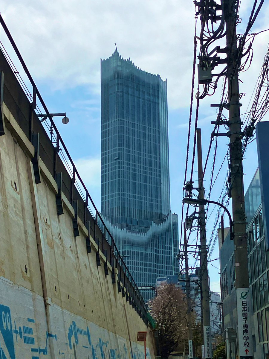 おはポム🍎
今日の東京都大田区の天気は晴れ☀️
かなり暖かくなりました🥰
年度末で立て込んでいて久々のツイートになってしまいました💦

今日は新宿の不思議な形のビルを写真に収めたので、ぜひご覧ください💁‍♀️
桜も小さく写っています🌸

#企業公式が毎朝地元の天気を言い合う
#企業公式相互フォロー