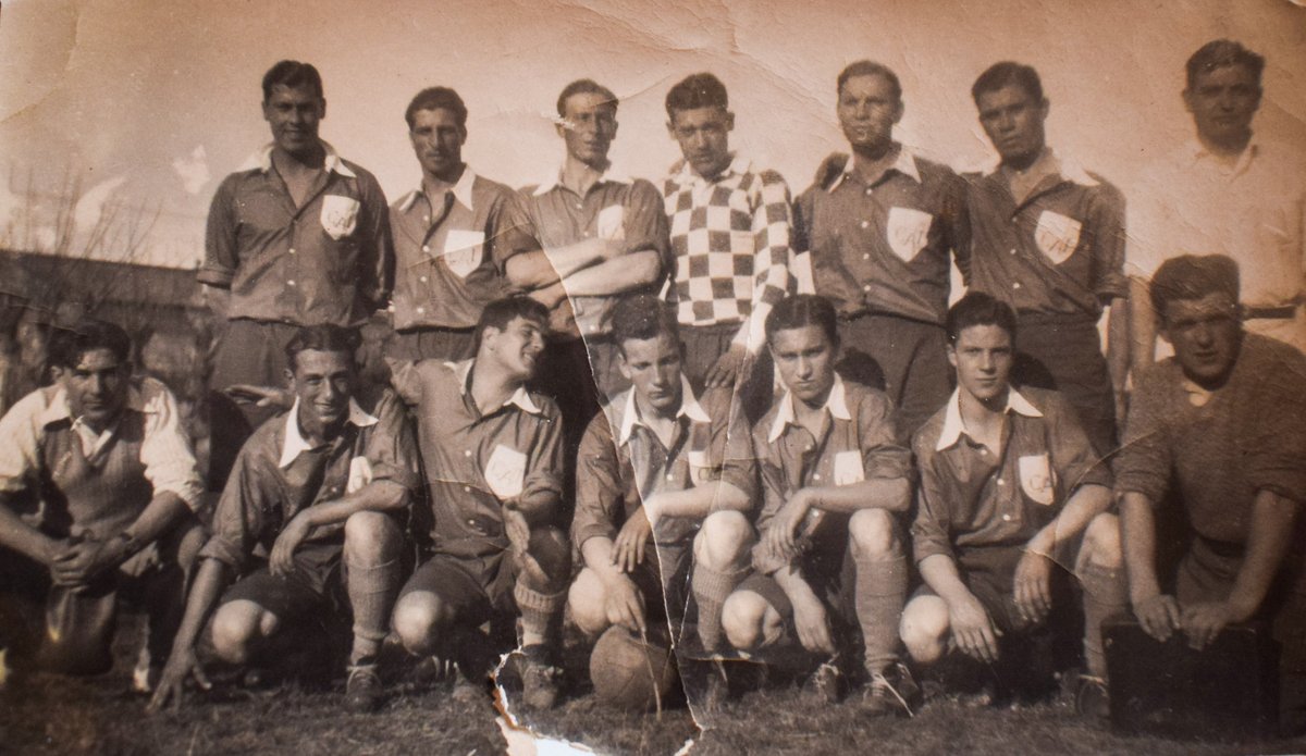 📸 #Ituzaingó112Años 

Un equipo de la década del '30 posa para la foto antes de un partido en la Plaza 20 de Febrero.

¡Qué camisa! 😮

#SomosItuzaingó 🟢⚪️🟢
Foto del <a href="/MuseoItuzaingo/">MuseoItuzaingo</a>