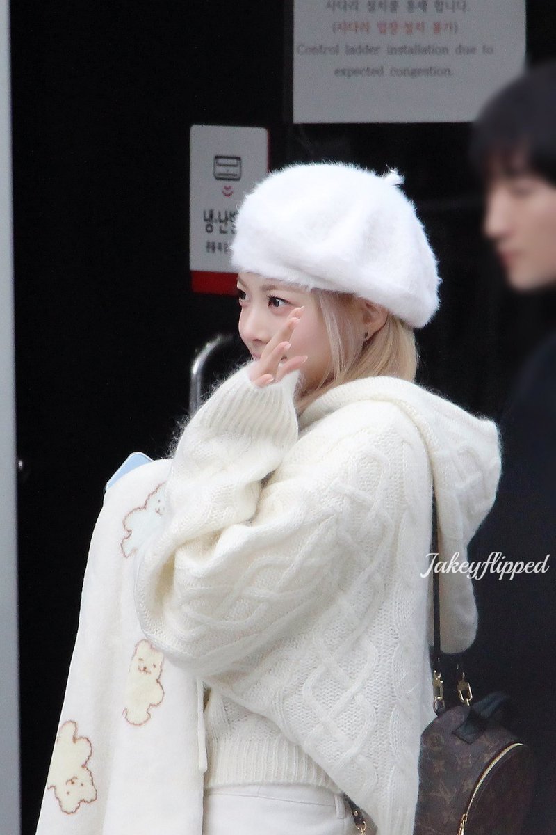 231117 뮤뱅출근

☃️💘🫧아기 은행장~

#만우절 #AprilFoolsDay
#은채 #HONGEUNCHAE  
#LE_SSERAFIM #르세라핌