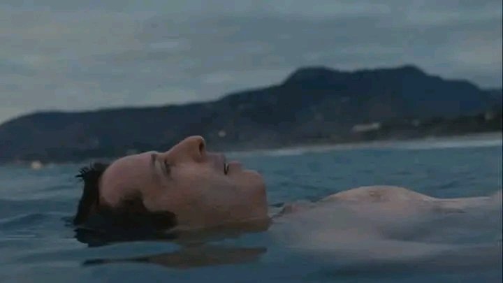 وعدتُ وَحيدًا أجُّرُ الخُطى
يصاحِبُني الحزنُ والذكرياتْ
فلا أنا فزتُ بما قد مَضى
ولا أنا دَارٍ بما هو آتْ
- على فريد.

Succession (2018-)
By. Jesse Armstrong.