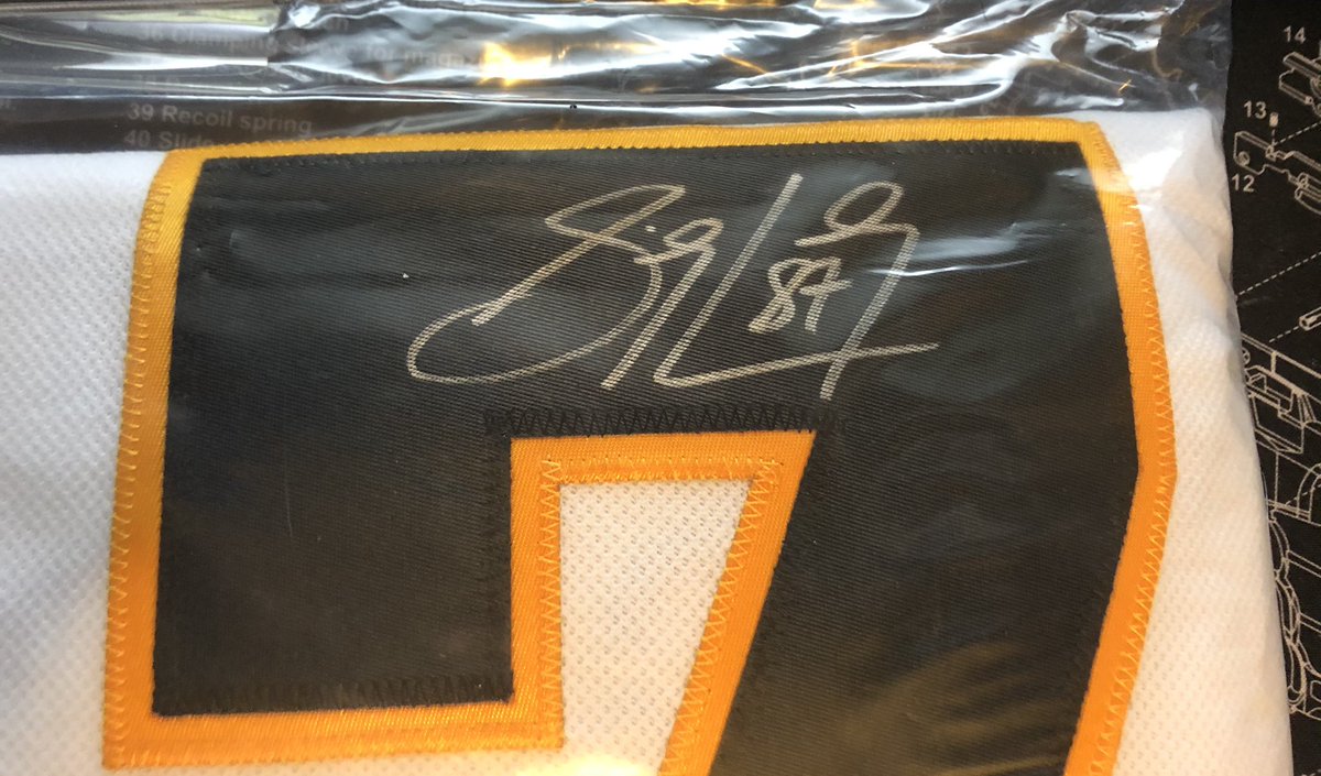bqaggie's tweet image. Wow. Totally did not expect to win an Ovechkin autographed jersey for that price! It’ll pair well with my Crosby autographed jersey once I move into a new house &amp;amp; get them both framed up. #Stoked