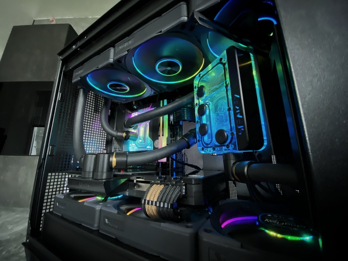 We call it: a colourful black. 

Pic: <a href="/b_buildz/">B_Buildz</a> 

#pc #pcbuild #pcsetup #custompc #gaming #gamingpc #RAM #DRAM #DDR5 #Asgard #Bragi
