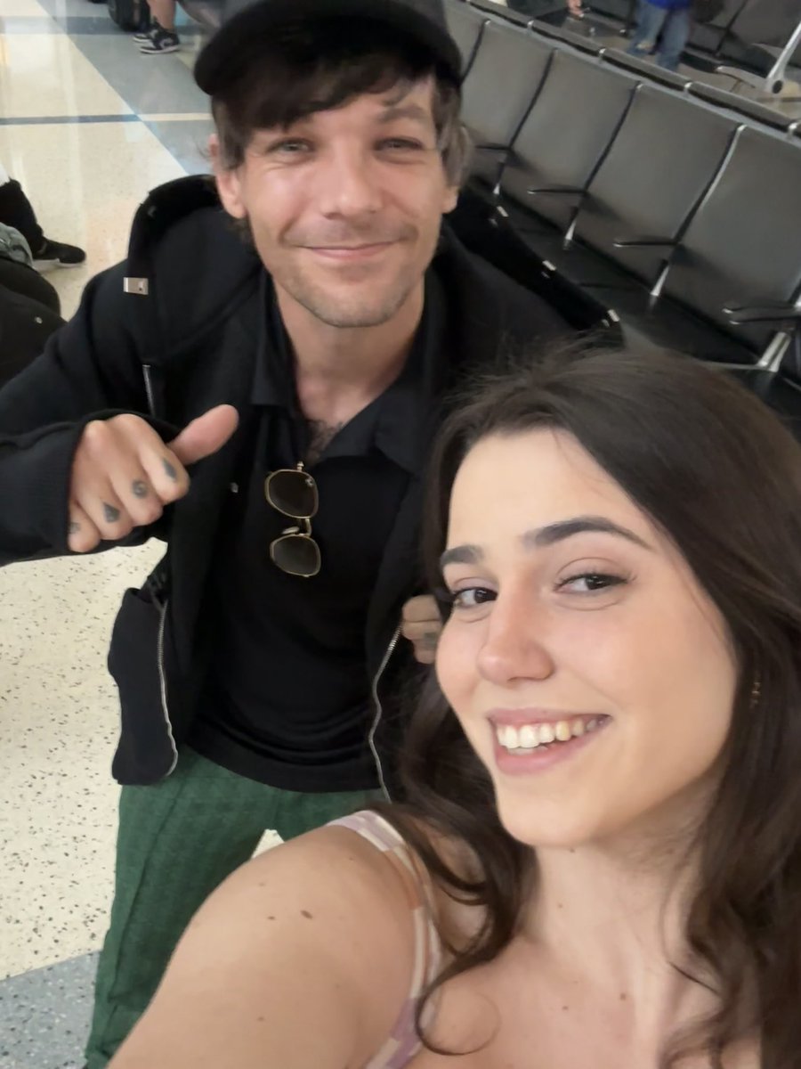 Louis with a fan at Dallas airport! #LouisTomlinson @leticialuzj