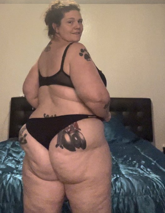 Do you like big ass and dimples? My fan on my video call does https://t.co/dwyzJamK3H