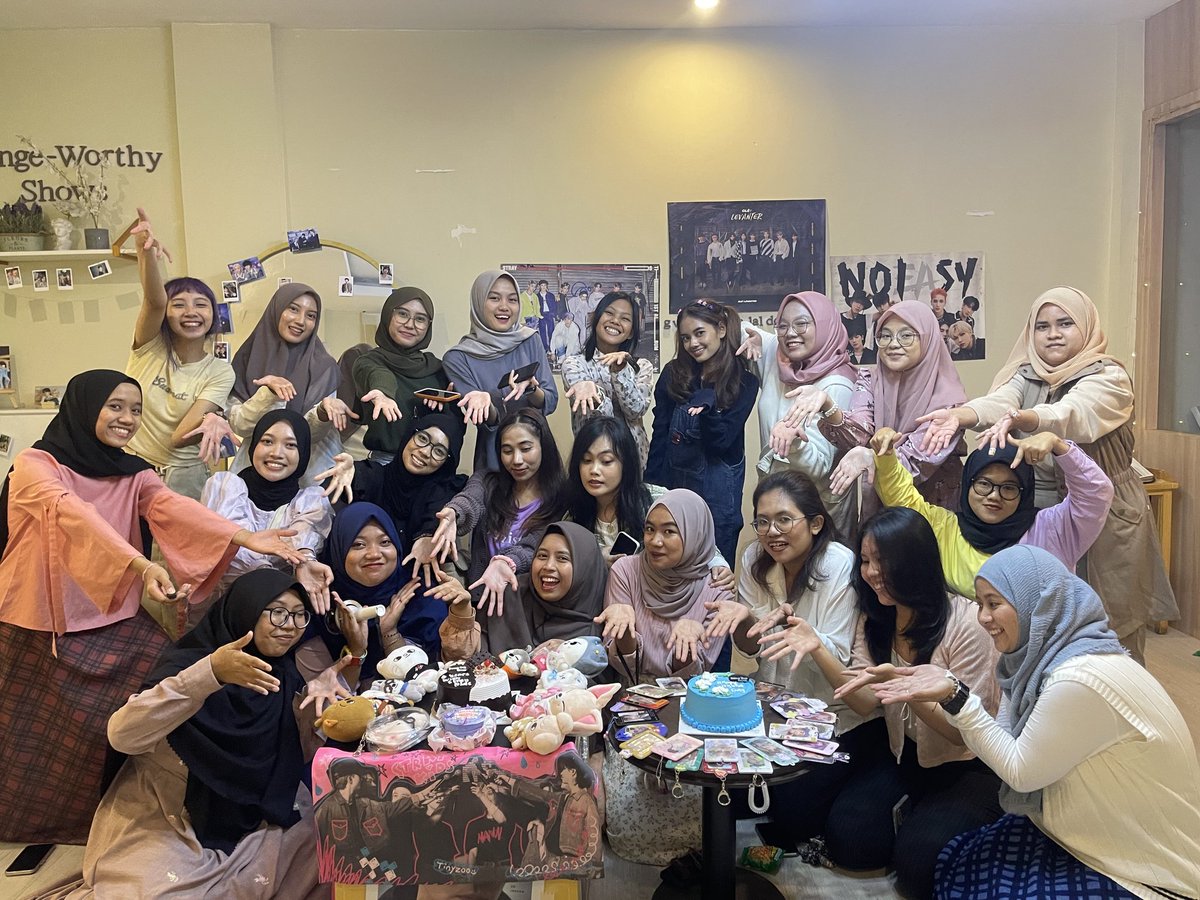 STAYinBKZ's tweet photo. Terimakasih untuk STAY yang dateng di acara kami! Walaupun puasa tapi semangat kalian luar biasaaaa🔥💖!! See you next event, STAY!!!

#MagicSchoolWithSTAYBKZ
#StrayKids https://t.co/br6kTBr720