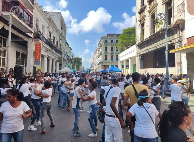 DiangoGGuerra's tweet photo. La séptima mega rueda de casino que fuera convocada por el Consejo Nacional de Casas de Cultura, la Dirección de cultura de Plaza de la Revolución y el Proyecto Internacional Retomando el Son Bailando Casino @AlpidioAlonsoG https://t.co/mzMdfSwKhN