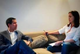 Quien me explica esta mamadera de gallo? “No hay salida electoral” y aspiran la presidencia en primarias, “No voy al TSJ” y luego va, “no habrá sustituto” y luego la designa, ahora: “Hasta 10 días antes del 28J me puedo inscribir”.  Que le pasa a los apellidos? #Domingo #31marzo